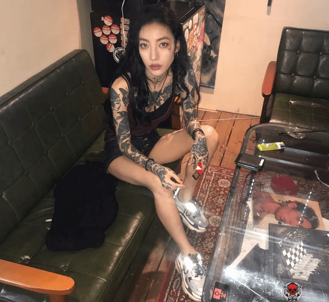 这位韩国著名的女纹身师除了酷还有很多你意想不到的